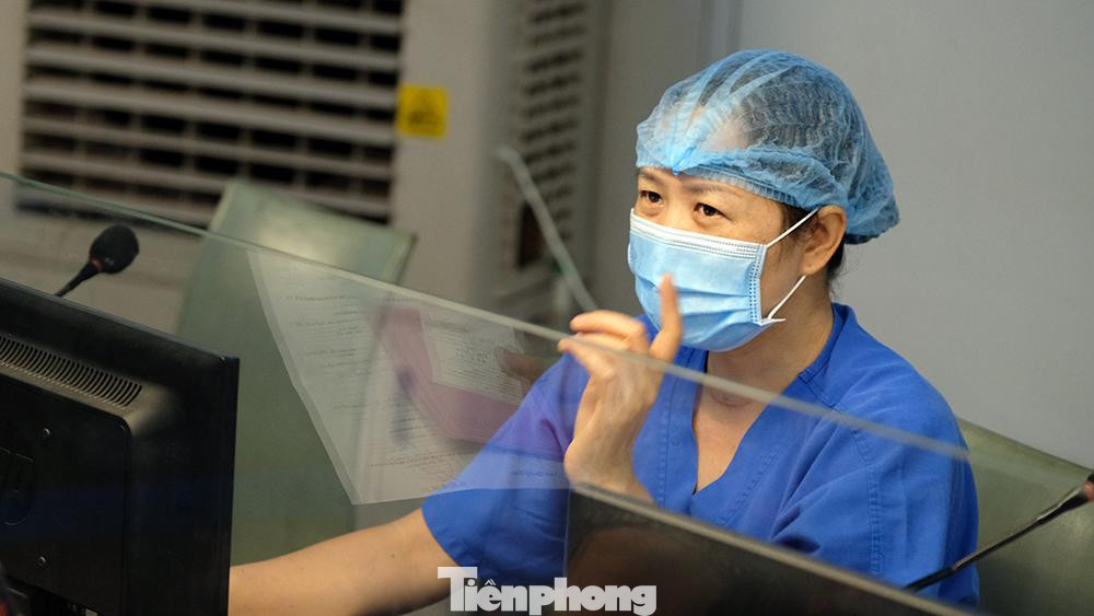 Ngay lập tức, toàn bộ khu vực bệnh viện được kích hoạt chế độ phòng dịch ở mức độ cao nhất, tất cả nhân viên, người nhà và bệnh nhân đều được kiểm tra và rà soát về dịch tễ để tránh sự bùng phát dịch như một số bệnh viện đã diễn ra. Đồng thời, bệnh viện cũng bố trí các phòng riêng để cán bộ, nhân viên nghỉ ngơi, không tiếp xúc với bên ngoài.