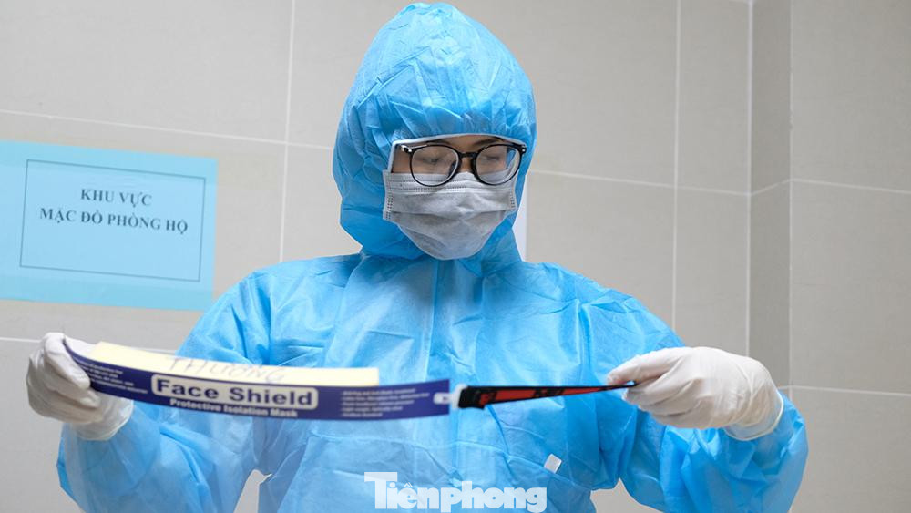 Do bệnh nhân M. làm việc vệ sinh và khử khuẩn trong khu vực có 11 bệnh nhân dương tính nên đã nhiễm Covid-19. Ngay sau đó bà được chuyển đến bệnh viện Nhiệt đới Trung ương cơ sở Kim Chung (Đông Anh, Hà Nội) để cách ly, điều trị.