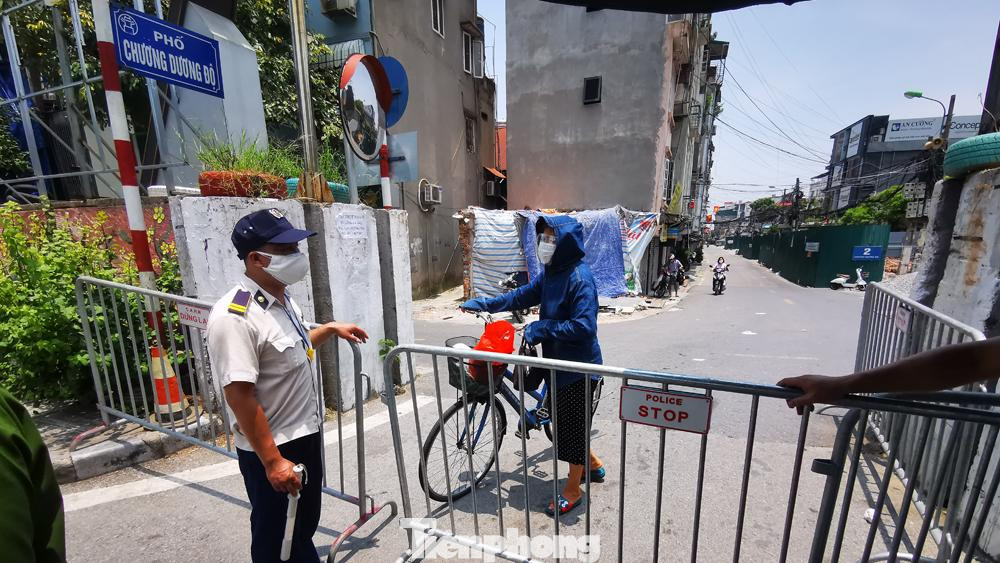 Từ ngày 24/7/2021 đến nay, Đảng ủy-UBND phường Chương Dương đã nỗ lực triển khai nhiều biện pháp tuyên truyền, vận động, yêu cầu nhân dân thực hiện tốt các quy định về giãn cách xã hội theo Chỉ thị số 17 ngày 23/7/2021 của UBND thành phố Hà Nội để phòng, chống dịch COVID-19.