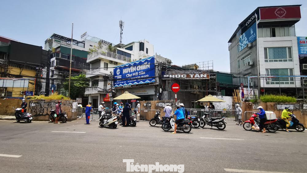 Trước đó, ngày 30/7, theo thông báo từ Sở Y tế Hà Nội, trên địa bàn phường Chương Dương ghi nhận trường hợp T.Q.H, nam , sinh năm 1991, nhà tại phố Bạch Đằng, là dân quân thực hiện nhiệm vụ tại chốt phong tỏa.