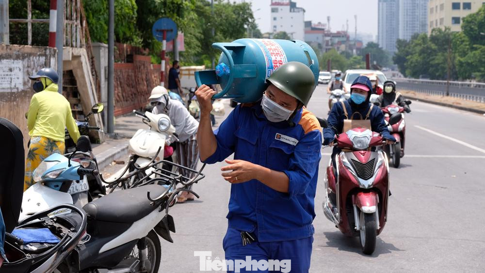 Theo thông tin từ quận Hoàn Kiếm, ngay trong đêm, các trường hợp liên quan đến ca dương tính SARS-CoV-2 này đã được điều tra, truy vết, lấy mẫu xét nghiệm và chuyển cách ly tập trung theo đúng quy định.