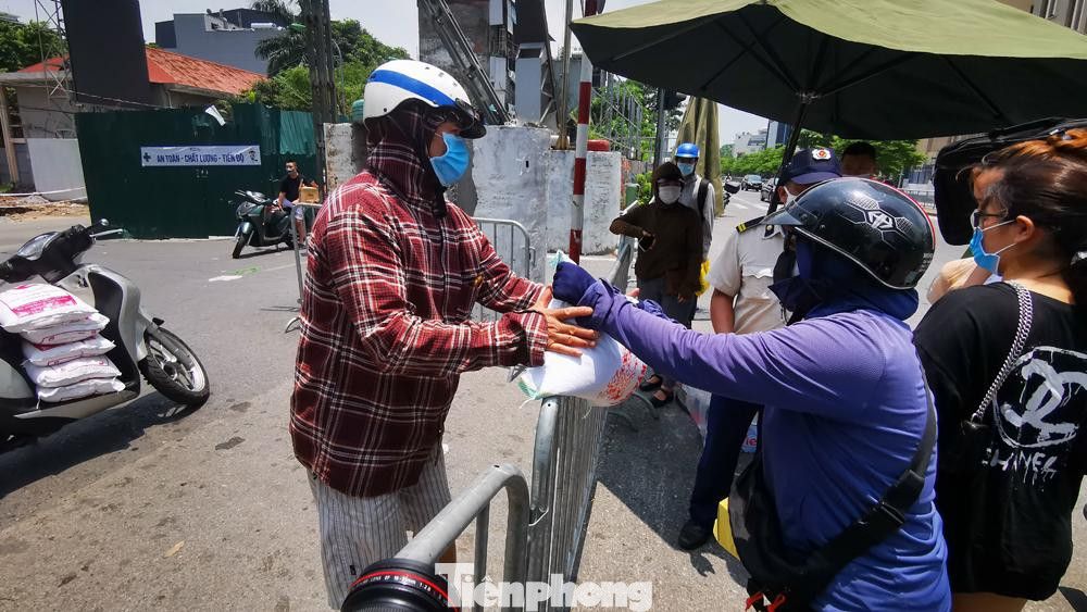 Ngay trong trưa nay 31/7, nhiều người đã chở các nhu yếu phấm cần thiết đến chốt chặn để tiếp tế cho người dân trong khu vực bị phong tỏa.