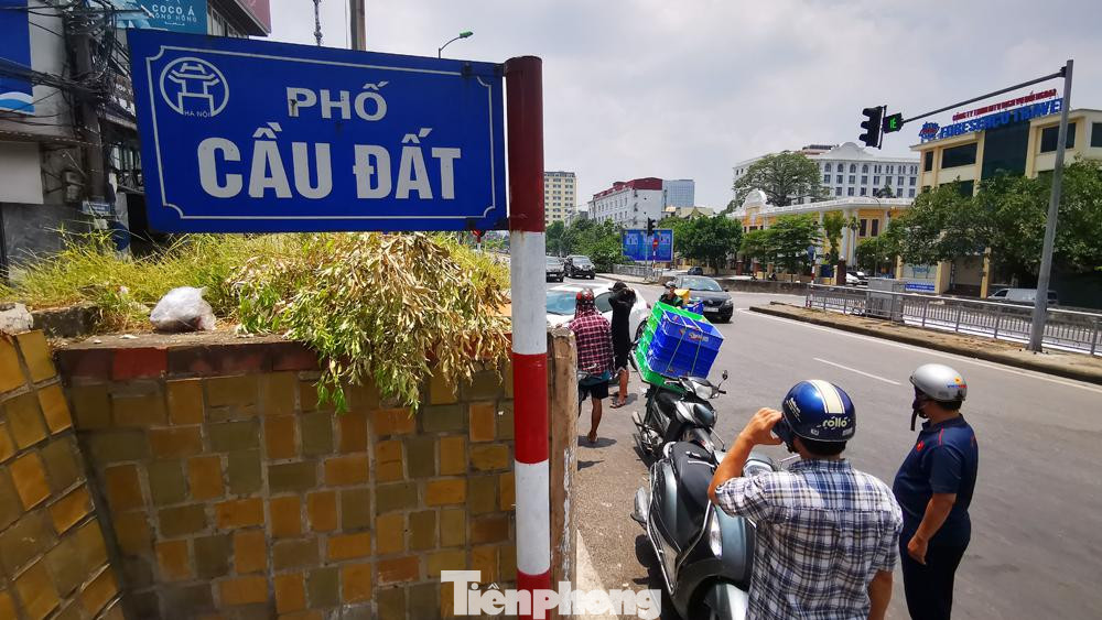 Trường hợp các hộ gia đình và cá nhân không tuân thủ yêu cầu cách ly sẽ bị cưỡng chế thi hành theo quy định pháp luật.