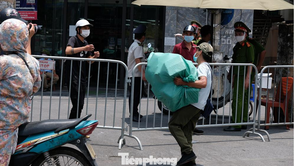 Liên quan đến tình hình dịch bệnh, thông báo của phường Chương Dương cho biết, trong đợt dịch từ 30/4 đến nay, toàn địa bàn phường đã phát hiện và xử lý 17 ca F0. Trong đó có nhiều ca chưa rõ nguồn lây, nhiều ca không có biểu hiện dịch tễ.