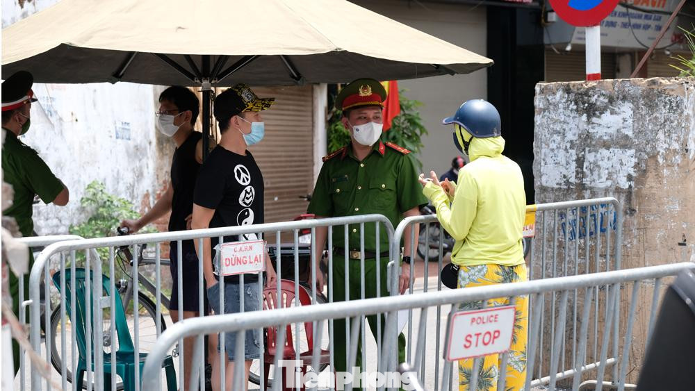 Trong thời gian áp dụng biện pháp cách ly y tế, người dân trong khu vực bị phong tỏa của phường Chương Dương không tiếp xúc với người khác; không ra khỏi vùng cách ly trừ trường hợp phải chuyển cơ sở khám chữa bệnh theo quy định hoặc những trường hợp khác.