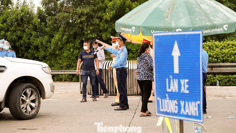 Chỉ các phương tiện đủ điều kiện “luồng xanh” mới được lưu thông vào hoặc đi qua thành phố, các phương tiện còn lại bắt buộc phải quay đầu.