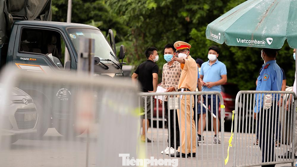 Tại chốt kiểm soát y tế ở địa điểm trạm soát vé Pháp Vân - Cầu Giẽ (Thanh Trì, Hà Nội), nhiều người dân và phương tiện từ các tỉnh đã phải dừng lại vì chưa nắm được thông tin Chỉ thị 16 được ban hành vào đêm muộn 23/7.