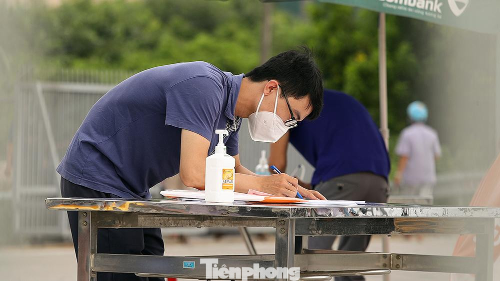 100% người đến trạm đều phải khai báo y tế tại chỗ khiến cho phương tiện ách tắc kéo dài.