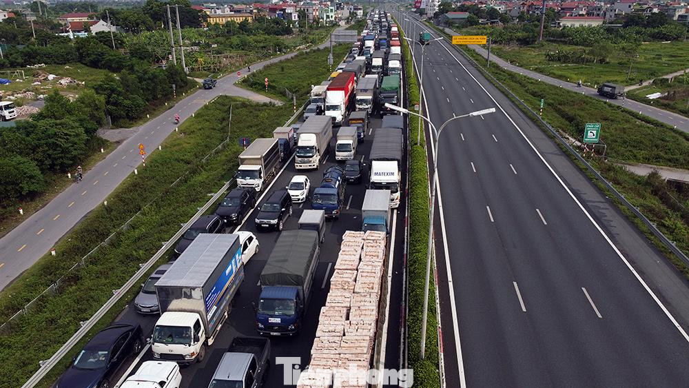 Thời điểm 17 giờ, hàng dài các phương tiện vẫn ùn tắc kéo dài ở làn đường hướng về Thủ đô Hà Nội.