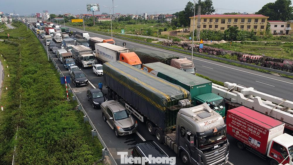 Các phương tiện ùn ứ, đứng im kéo dài hàng cây số nhiều giờ đồng hồ.