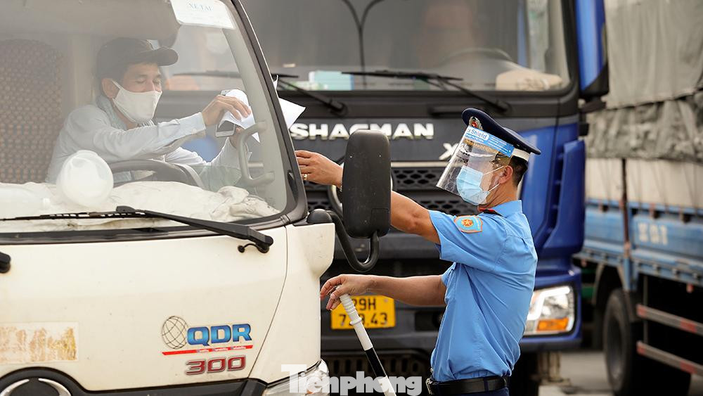 Lực lượng chức năng hướng dẫn các chủ phương tiện cho xe quay đầu tại chốt số 7.