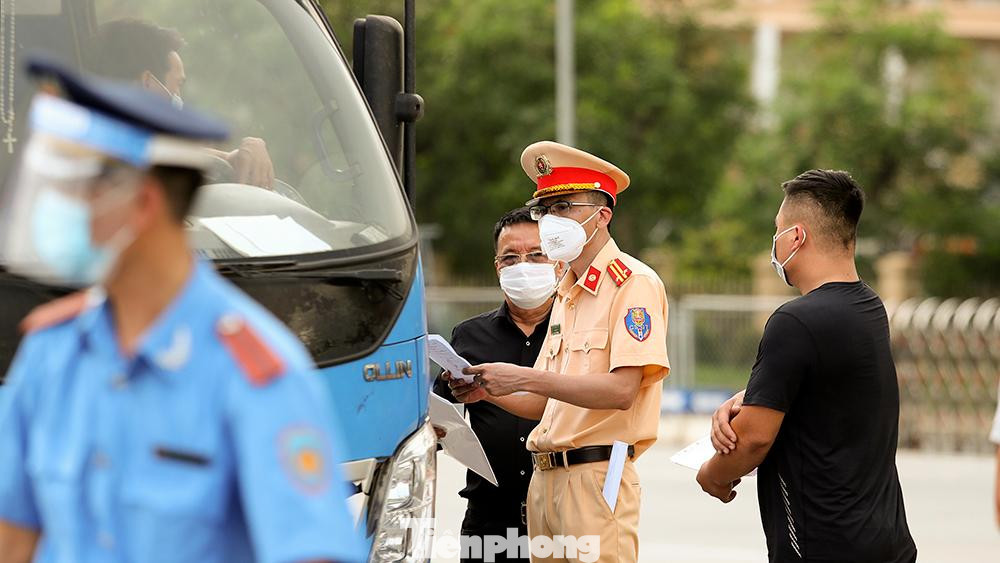 "Các phương tiện đủ điều kiện về "làn xanh", chở nhu yếu phẩm theo chỉ đạo của Chính phủ mới được phép lưu thông vào TP Hà Nội". Đại úy Lê Văn Chiển, Phó đội trưởng đội tuần tra kiểm soát giao thông đường bộ cao tốc số 3 (Cục CSGT) cho biết.