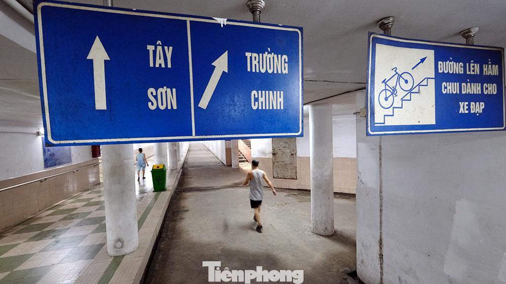 Tuy nhiên, nhiều người dân còn lơ là, chủ quan khi ra đường mà không đeo khẩu trang...