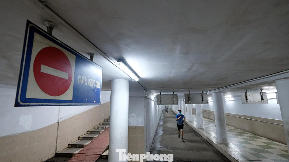 Trong hầm luôn có đèn điện chiếu sáng 24/24 và cũng không phải chịu cảnh nắng hay mưa.