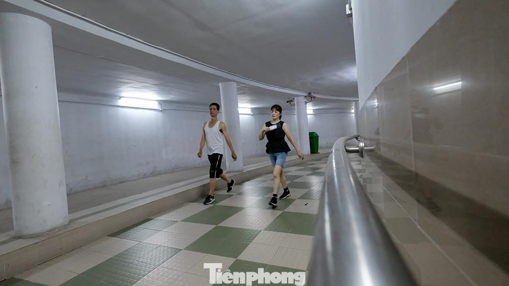 Khu vực hầm đi bộ Ngã Tư Sở được thiết kế với hai làn đường, không gian khá rộng rãi để mọi người di chuyển chạy bộ. Nhưng cũng có khi, những tay vịn bằng inox dọc tường hầm khiến nơi này chẳng khác gì... phòng gym.