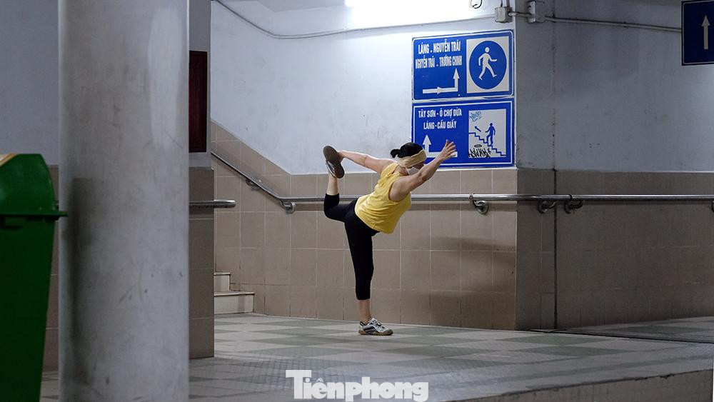 Vẫn biết, tập thể dục để giữ gìn sức khỏe, nâng cao thể trạng là tốt. Nhưng việc một số người dân vô tư không đeo khẩu trang khi tập thể dục dưới các hầm đi bộ là không đúng với quy định chống dịch của Bộ Y tế.