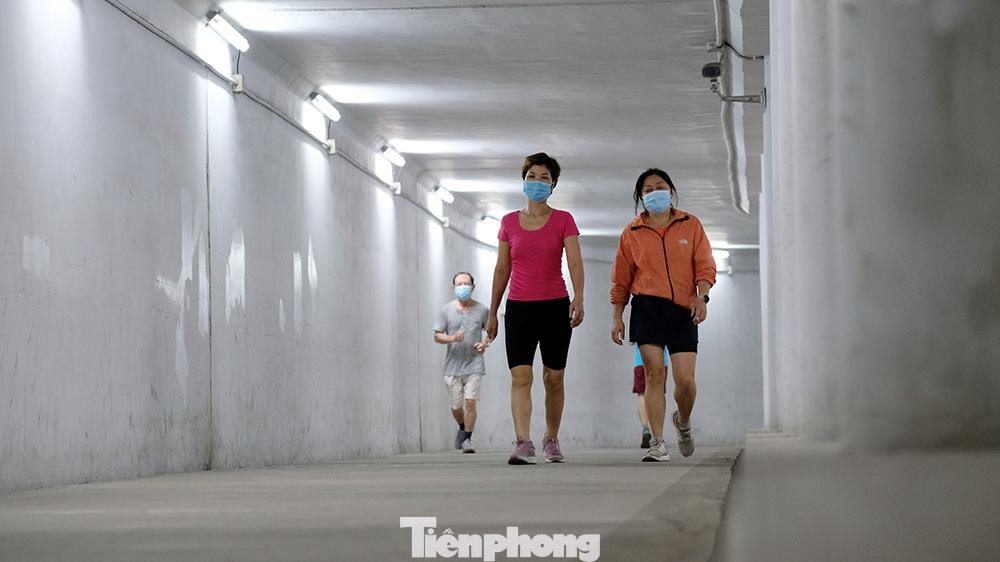Vì thế, những đường hầm dành cho người đi bộ như ở khu vực Ngã Tư Sở (Hà Nội) thu hút khá đông người dân tới chạy bộ, tập thể dục, đạp xe...