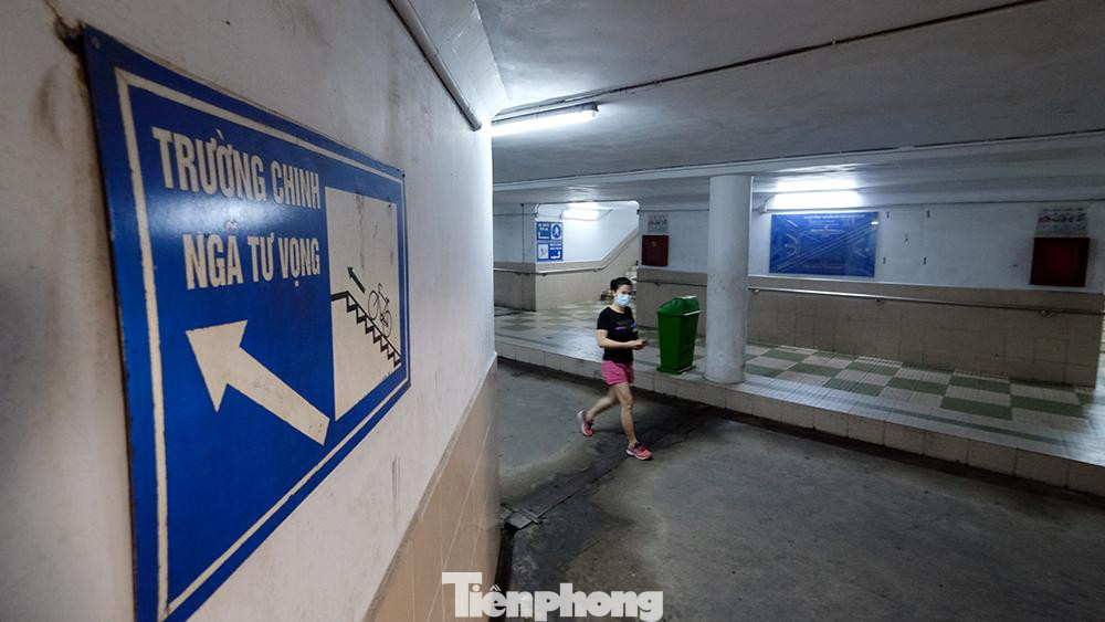 Trước diễn biến phức tạp của dịch COVID-19, Hà Nội đã quyết định tạm dừng hoạt động tại các công viên, vườn hoa, địa điểm công cộng kể từ ngày 6/5.