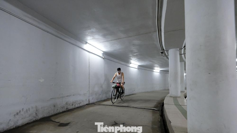 Nhiều người còn đưa cả xe đạp xuống dưới này để đạp xe thể dục.