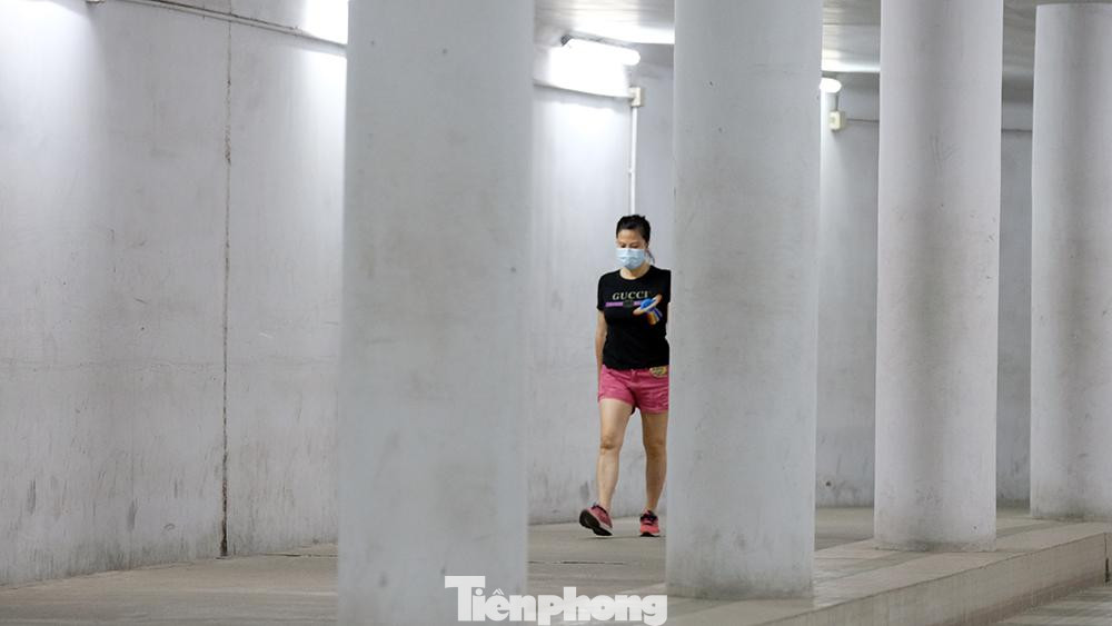 Đó là chưa kể, trong quá trình tập luyện, khoảng cách giữa những người đi tập cũng cũng khó mà đảm bảo giãn cách từ 1,5 - 2m theo khuyến cáo, gây mất an toàn trong việc phòng chống dịch bệnh.