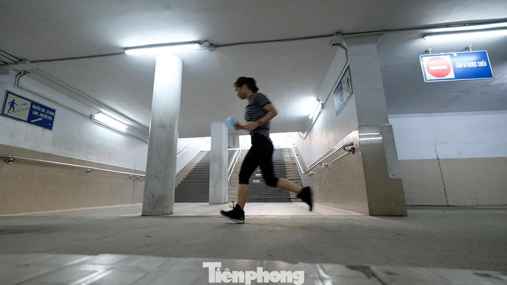 Trong hầm luôn có đèn điện chiếu sáng 24/24 và cũng không phải chịu cảnh nắng hay mưa.