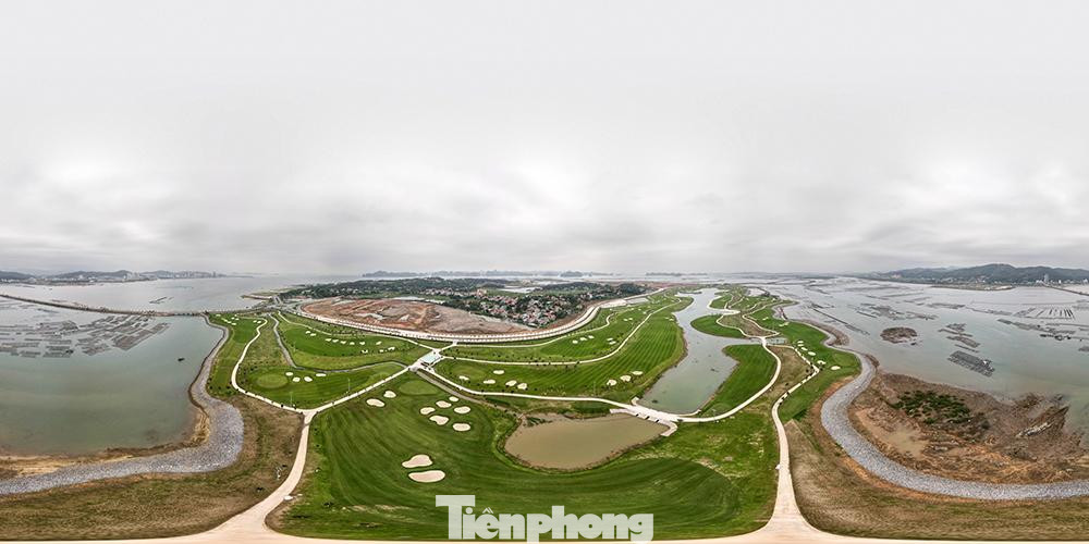 Sân Golf Tuần Châu có tổng diện tích hơn 145 hecta, được thiết kế 18 lỗ chạy ven biển tuyệt đẹp.