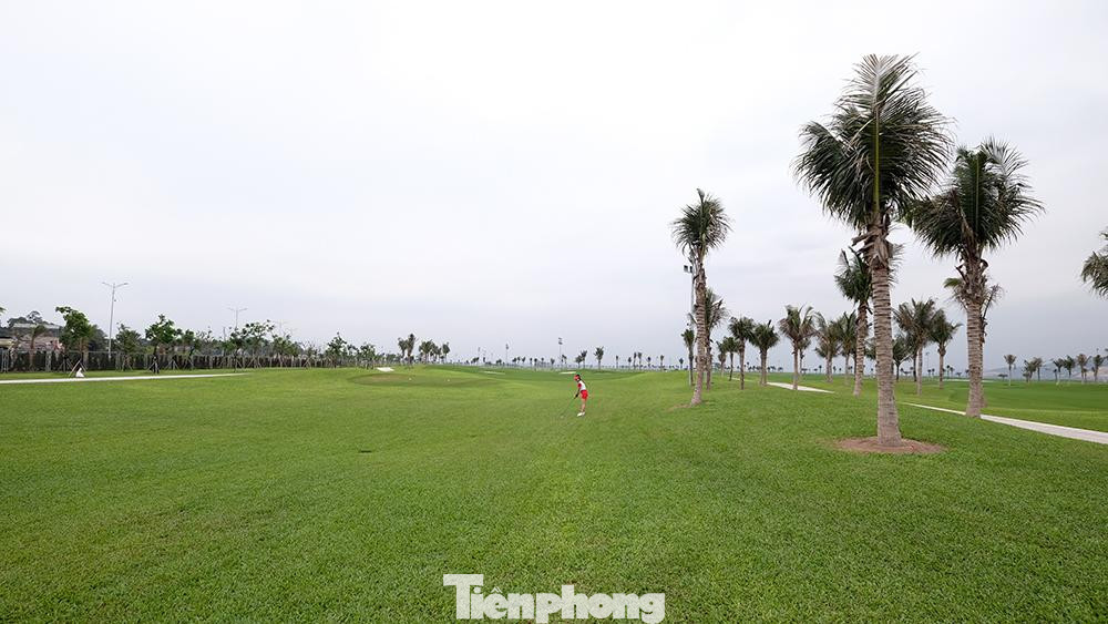 Bên cạnh đó, sân có vị trí tuyệt đẹp nằm bên Vịnh Hạ Long và kề sát quốc lộ 10 nên rất thuận tiện cho việc giao thông, đi lại.
