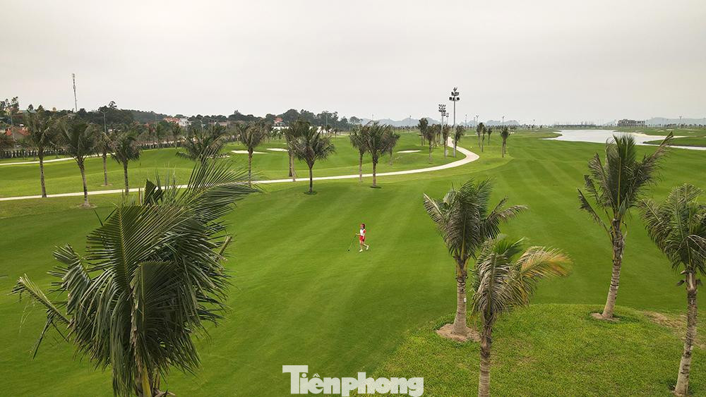 Sân golf Tuần Châu là một trong những sân golf hiện đại bậc nhất hiện nay, đủ điều kiện tổ chức các giải thi đấu trong nước và quốc tế.
