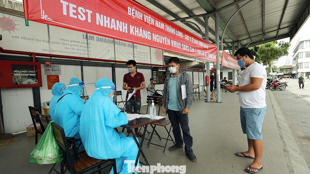 Việc lấy mẫu xét nghiệm này nhằm mục đích giúp các tài xế thuận tiện và tiết kiệm thời gian trong việc lấy mẫu, xét nghiệm hoàn thiện giấy tờ cần thiết để vận chuyển hàng hóa thiết yếu đồng thời giảm tải cho các cơ sở y tế tại Thủ đô.