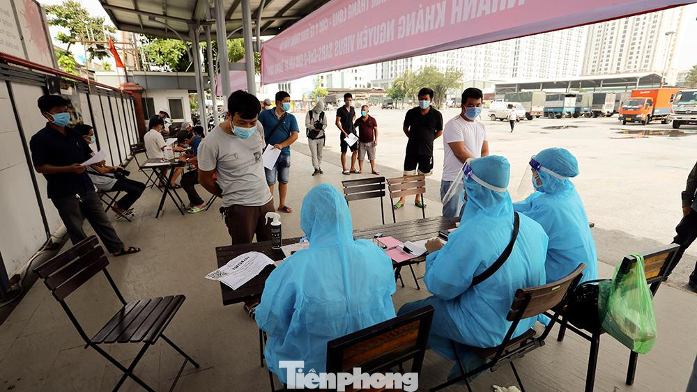 Các lái xe “luồng xanh” thuộc “nhóm da cam”, bao gồm các đối tượng là nhân viên y tế, bệnh nhân, người lao động trực tiếp tại các chuỗi cung ứng, lái xe, shipper, bảo vệ tòa nhà... trên cơ sở chỉ định chuyên môn dịch tễ.