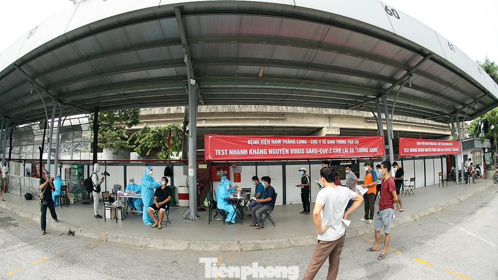 Ngày hôm nay, tại địa điểm lấy mẫu xét nghiệm cho lái xe 'luồng xanh' ở địa điểm bến xe Nước Ngầm. Có khoảng gần 300 lái xe được lấy mẫu và đều cho kết quả âm tính.