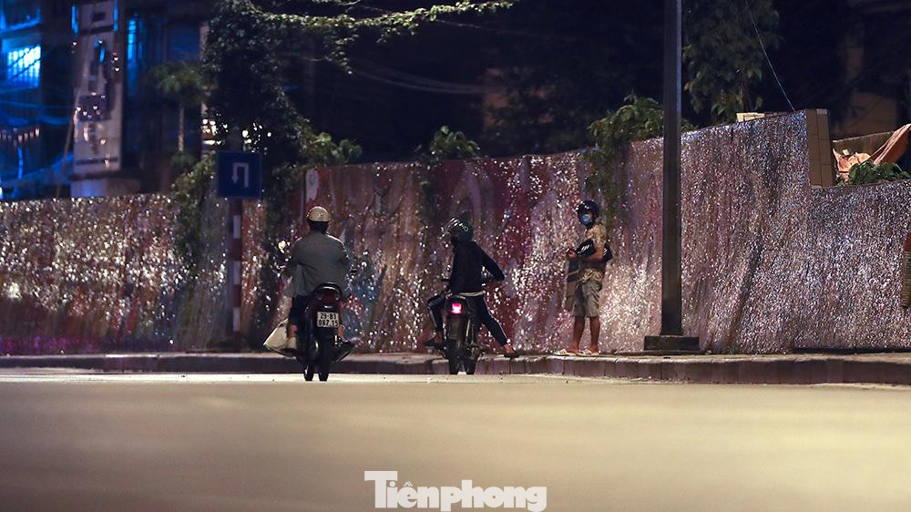 Về các trường hợp trèo qua dây thép gai để ra khỏi khu cách ly trong đêm xảy ra tại phường Chương Dương, lãnh đạo quận Hoàn Kiếm khẳng định sẽ truy vết và xử lý theo quy định. Các trường hợp này sẽ bị xử lý hành chính theo các quy định hiện hành với mức phạt 5-10 triệu đồng, nếu xét thấy tình chất nghiêm trọng có thể chuyển các cơ quan chức năng để xử lý theo luật định.