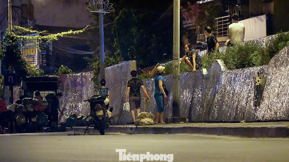 Do đặc thù tuyến đường khá dài, một số người dân cố tình bất chấp, lợi dụng những nơi lực lượng chức năng không thể bao quát để vượt khỏi vùng cách ly y tế hoặc trao đổi hàng hoá với người bên ngoài.