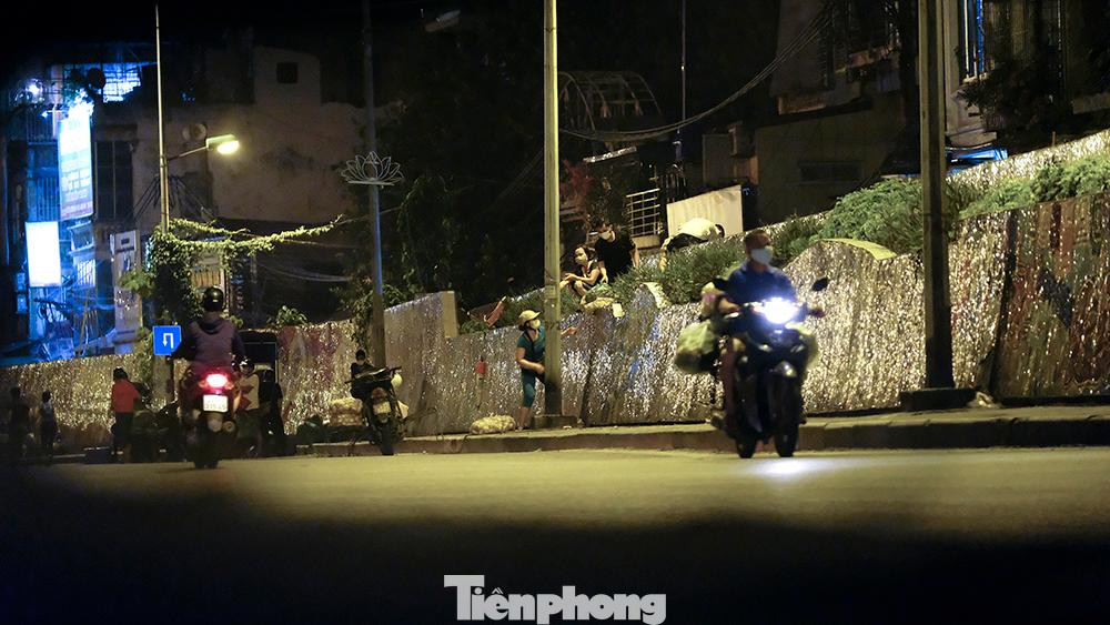 Theo ghi nhận của phóng viên, so với ngày trước đó, tình trạng này tuy còn diễn ra nhưng đã giảm đi rất nhiều.