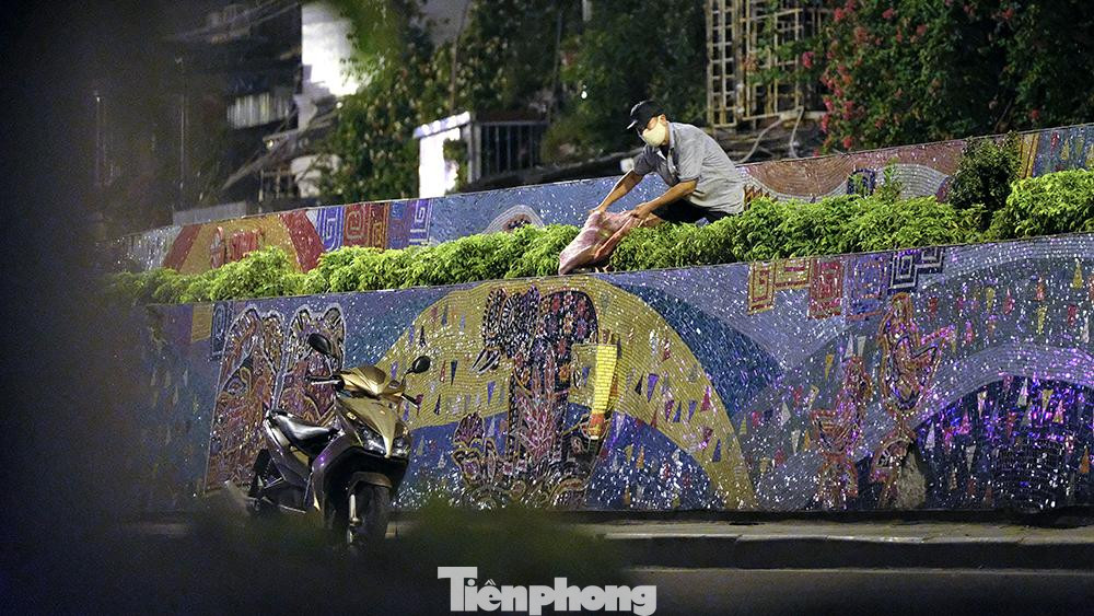 Lực lượng chức năng bao gồm lực lượng công an, lực lượng dân phòng, kiểm soát Quân sự… đã bố trí nhân lực tại các điểm để tăng cường kiểm soát và hạn chế tối đa việc người dân bên trong khu vực cách ly phường Chương Dương vi phạm các quy định về an toàn phòng chống dịch.