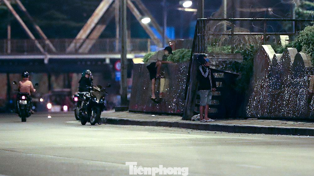 Lực lượng tuần tra vừa khuất bóng, họ nhanh chóng trèo lên đoạn tường gốm sứ.