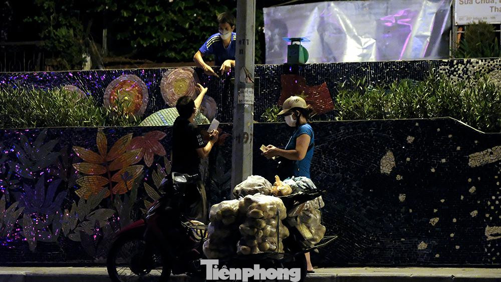 Rạng sáng 3/8, trên các tuyến đường Trần Quang Khải và Trần Nhật Duật (Hoàn Kiếm, Hà Nội), nhiều người vượt rào thép gai trốn khỏi khu vực phong tỏa.