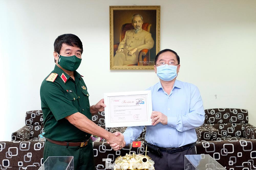 Nhà báo Lê Xuân Sơn - Tổng Biên tập Báo Tiền Phong trao thư cảm ơn của chương trình cho Thượng tướng Võ Văn Tuấn