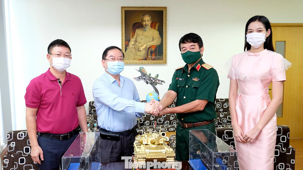 Nhà báo Lê Xuân Sơn - Tổng Biên tập Báo Tiền Phong nhận mô hình máy bay chiến đấu đa năng hiện đại Su - 30MK2 từ Thượng tướng Võ Văn Tuấn