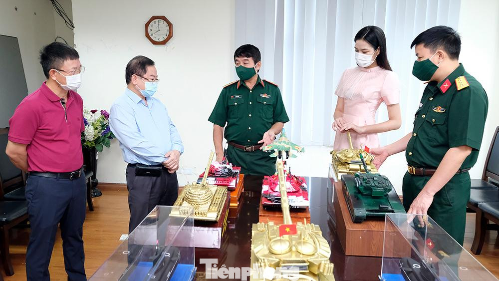 Ủng hộ chương trình chiếc mô hình máy bay chiến đấu đa năng hiện đại Su - 30MK2 mang số hiệu 9370 được đặt làm riêng với thiết kế tinh xảo tại một đơn vị của Quân chủng Phòng không - Không quân, Thượng tướng Võ Văn Tuấn chia sẻ, đây là những con số đặc biệt gắn với cuộc đời binh nghiệp của ông.