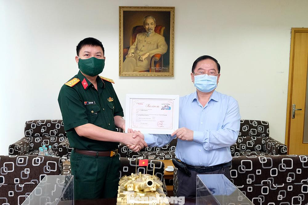 Nhà báo Lê Xuân Sơn - Tổng Biên tập Báo Tiền Phong trao thư cảm ơn của chương trình cho đại diện cho ban Thanh niên Quân đội