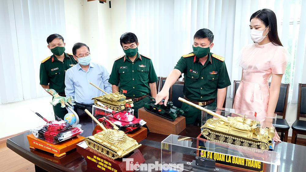 Dịp này, thay mặt cho tuổi trẻ Quân đội, Thượng tá Trần Viết Năng, Trưởng ban Thanh niên Quân đội đã gửi tặng chương trình 6 mô hình xe tăng các loại (T54, T55, T-72B3, T90), 2 mô hình tàu ngầm lớp Kilo 636, 1 mô hình máy bay Su-30MK2 do cán bộ, đoàn viên thanh niên Binh chủng Tăng thiết giáp, Quân chủng Hải quân và Quân chủng Phòng không - Không quân tự tay thiết kế, chế tạo từ nhiều nguyên vật liệu đặc biệt.