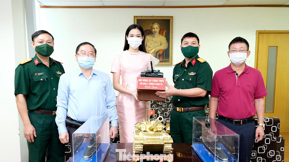 Tại buổi bàn giao các mô hình, Hoa hậu Đỗ Thị Hà đã cùng Ban tổ chức tiếp nhận các mô hình và chụp hình cùng từng món quà ý nghĩa này. Thời gian qua, Hoa hậu Việt Nam 2020 Đỗ Thị Hà đã luôn tích cực hưởng ứng và nhiệt tình tham gia các chương trình thiện nguyện hỗ trợ công tác phòng chống dịch COVID-19 trên cả nước, trong đó có chương trình “Cùng Tiền Phong tiếp sức tuyến đầu chống dịch COVID-19”.