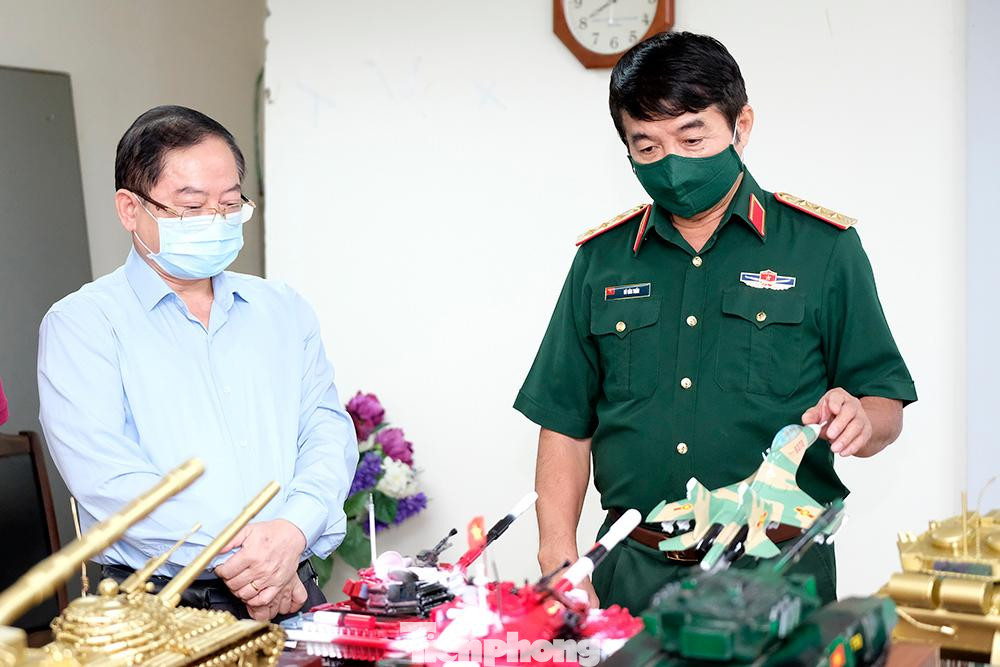 “Tôi từng là Trung đoàn trưởng Trung đoàn Không quân 937 và Sư đoàn trưởng Sư đoàn Không quân 370. Do đó, số hiệu trên chiếc mô hình máy bay này được ghép từ những con số trong phiên hiệu của hai đơn vị mà tôi từng gắn bó lâu nhất.