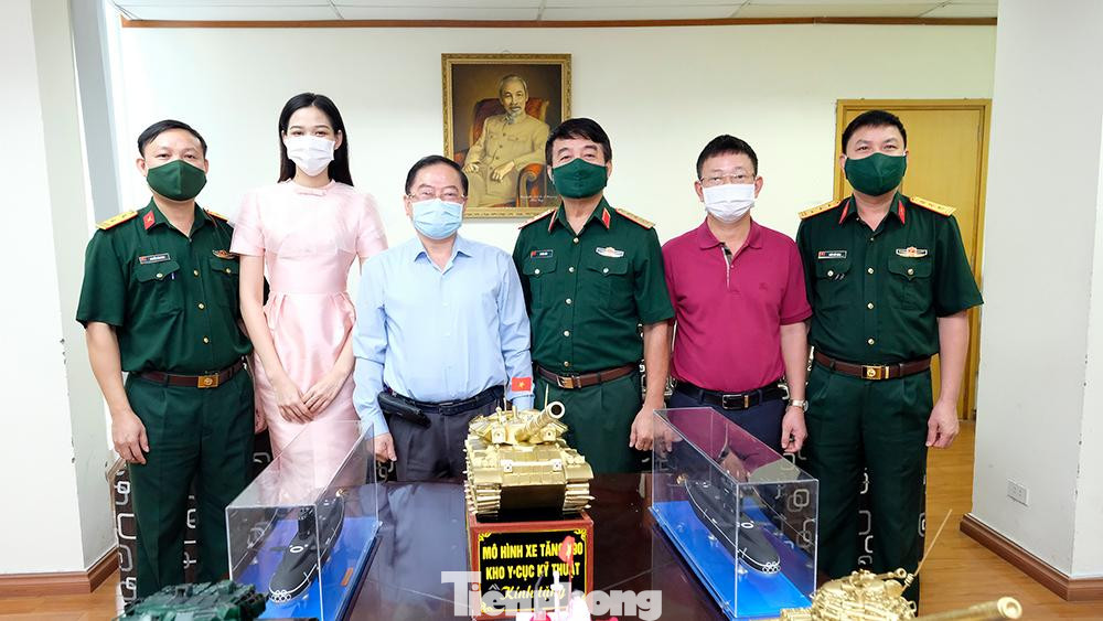 Thay mặt Ban Biên tập Báo Tiền Phong cảm ơn những tình cảm đặc biệt mà Thượng tướng Võ Văn Tuấn và tuổi trẻ Quân đội gửi gắm tới các lực lượng và người dân trên tuyến đầu, nhất là đội ngũ y bác sĩ thông qua chương trình “Cùng Tiền Phong tiếp sức tuyến đầu chống dịch COVID-19”, nhà báo Lê Xuân Sơn, Tổng Biên tập Báo Tiền Phong khẳng định: “Đây là những hiện vật đặc biệt ý nghĩa với sự đặc sắc riêng có của Quân đội. Những món quà này sẽ được Ban tổ chức chương trình sớm giới thiệu tới bạn đọc và tổ chức đấu giá để kịp thời chuyển tới tuyến đầu những vật tư, thiết bị… nhằm thiết thực hỗ trợ công tác phòng, chống dịch một cách hiệu quả”.