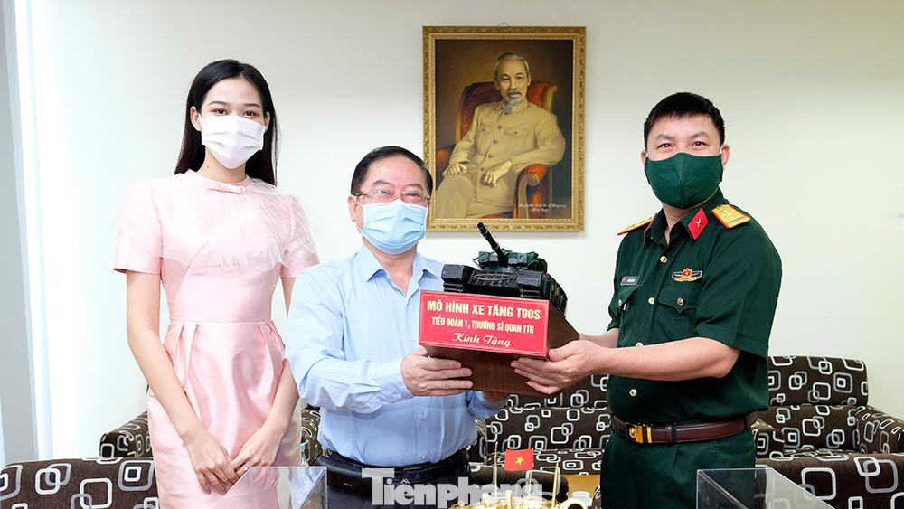 Thượng tá Trần Viết Năng cho biết, cùng với tuổi trẻ cả nước, thời gian qua, tuổi trẻ Quân đội đã luôn xung kích, phát huy sức trẻ đóng góp tích cực vào công cuộc phòng chống đại dịch COVID-19 với nhiều chương trình hành động thiết thực.