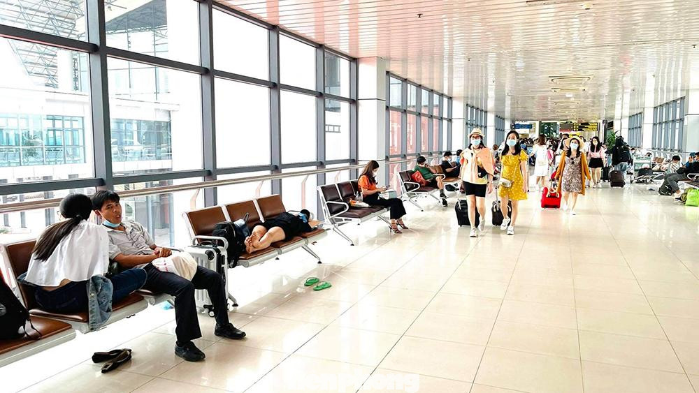 Khu vực sảnh chờ thênh thang với lượng hành khách đi lại vắng vẻ hơn, khó tưởng tượng đây là cảnh tượng của ngày cuối cùng trong đợt nghỉ lễ.