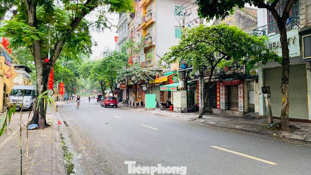 Một hình ảnh phố phường vắng vẻ, yên bình khác lạ của phố phường đông đúc thường nhật.