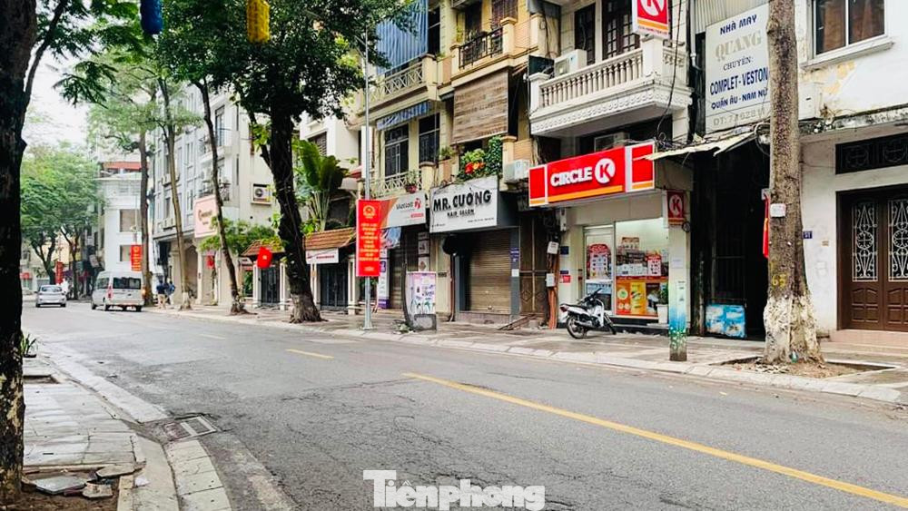 Cũng trong buổi sáng sớm hôm nay, nhiều tuyến đường trong nội đô cũng thông thoáng khác thường.