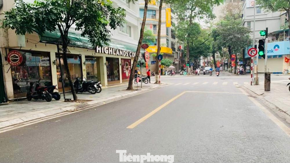 Một đoạn phố Hàng Bún giao với phố Quán Thánh vắng tanh vào đầu giờ sáng.